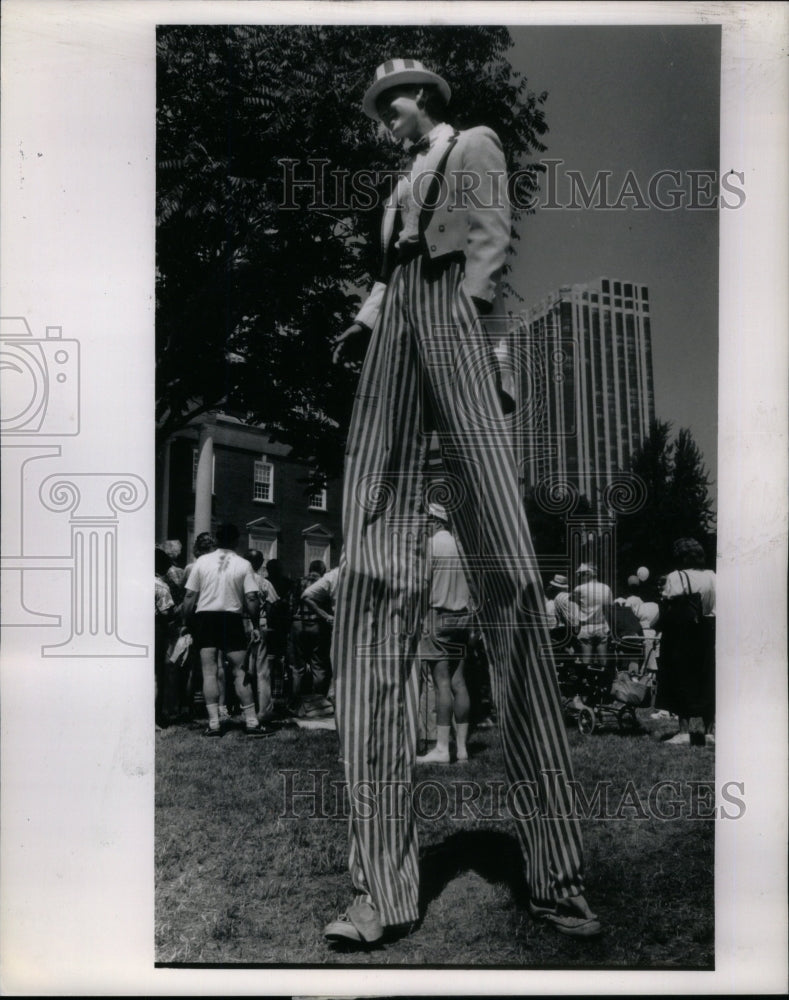 1988 Press Photo Chicago Fourth July Stiltwalker - Historic Images