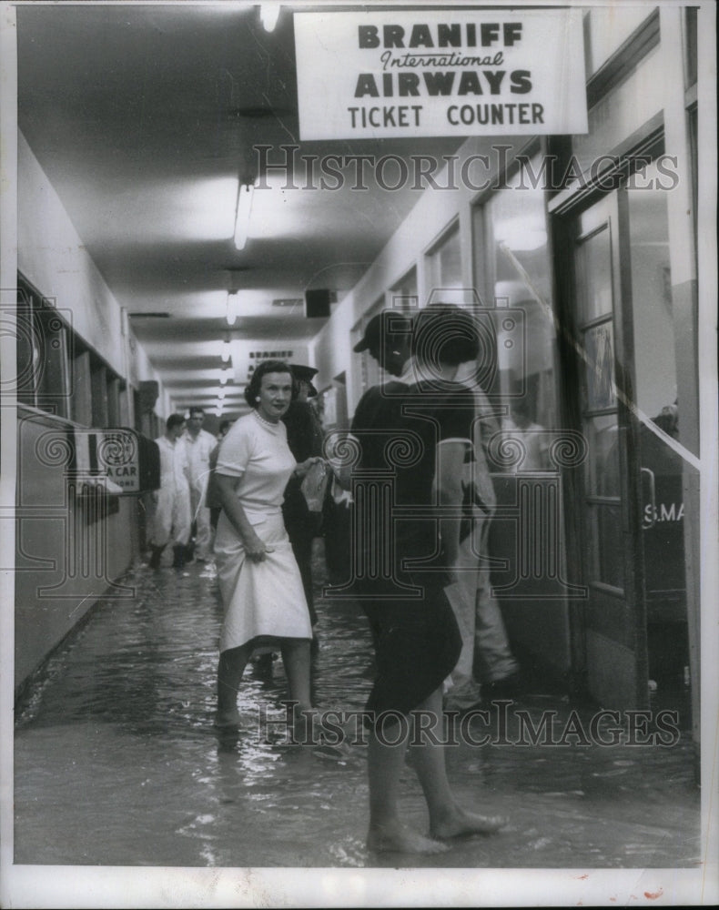 1957, Midway passengers wade water airline - RRU49811 - Historic Images