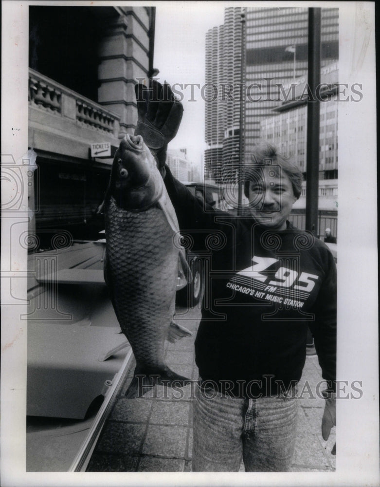 1990, Bob Messina 7 1/2 pound carp - RRU49841 - Historic Images