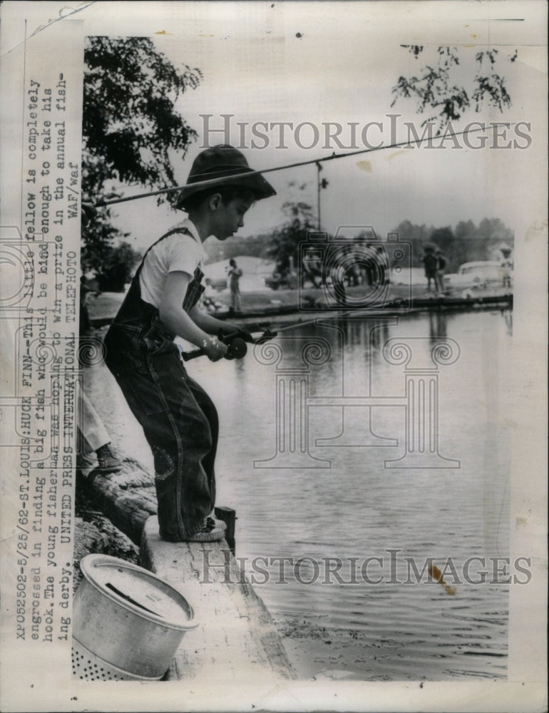 1962 Press Photo fellow big fish hook engrossed derby - Historic Images