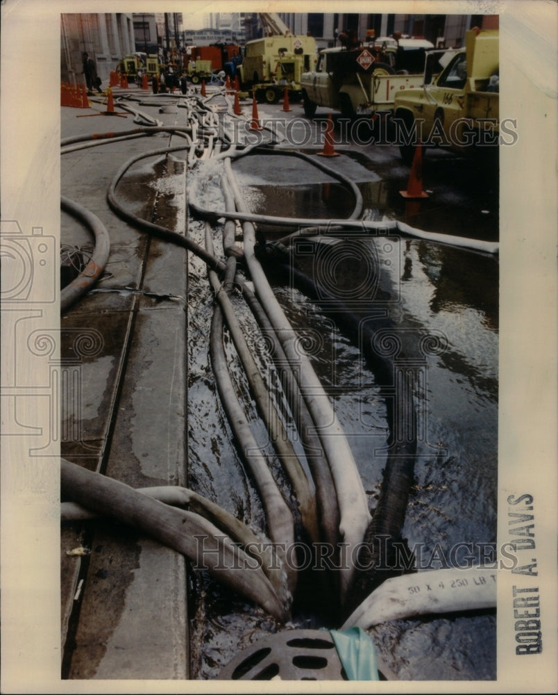 1992 Press Photo Hoses Pump Flooded Chicago Streets - RRU49899 - Historic Images