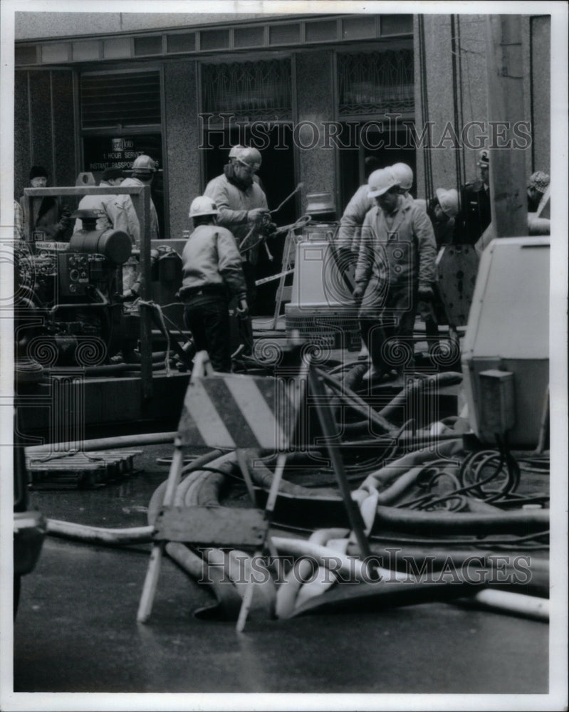 1992 Press Photo Workers Basement Board Of Trade - Historic Images