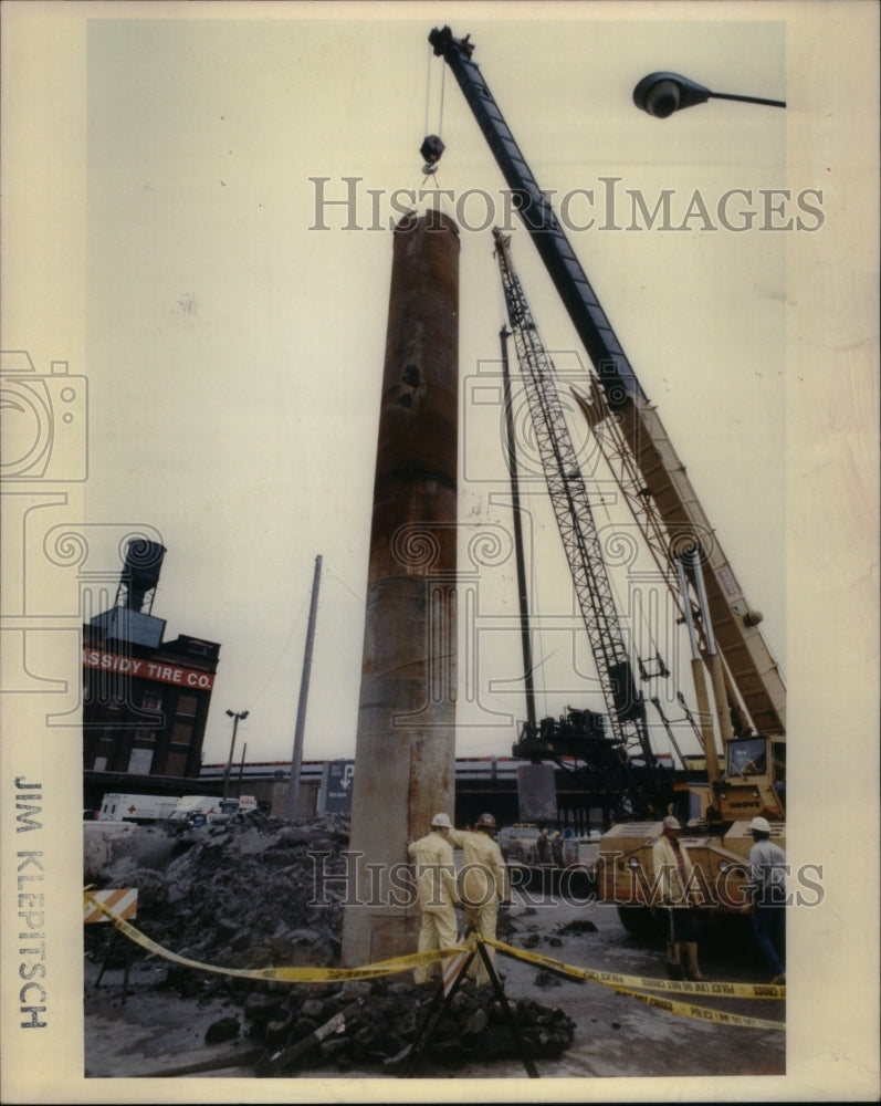 1992, Steel casing under Kinzie and Canal - RRU49919 - Historic Images