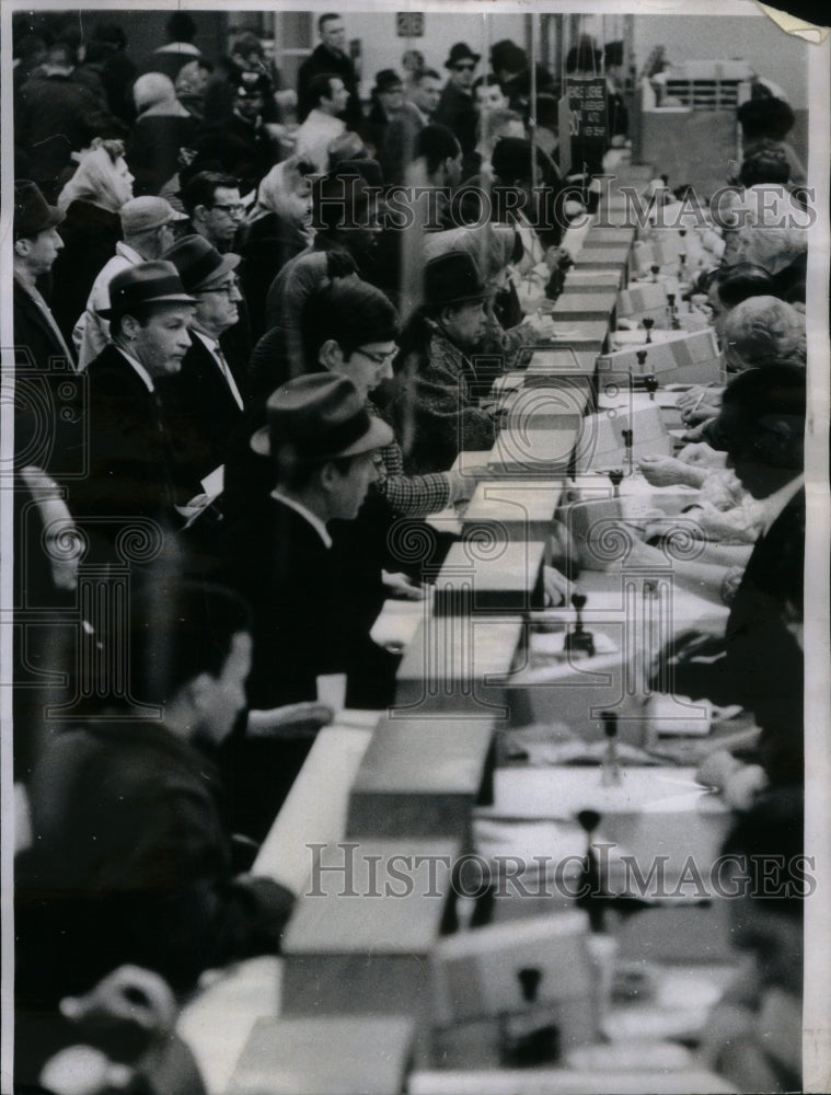 1968 Press Photo Late Vehicle License Purchasers - RRU49969 - Historic Images