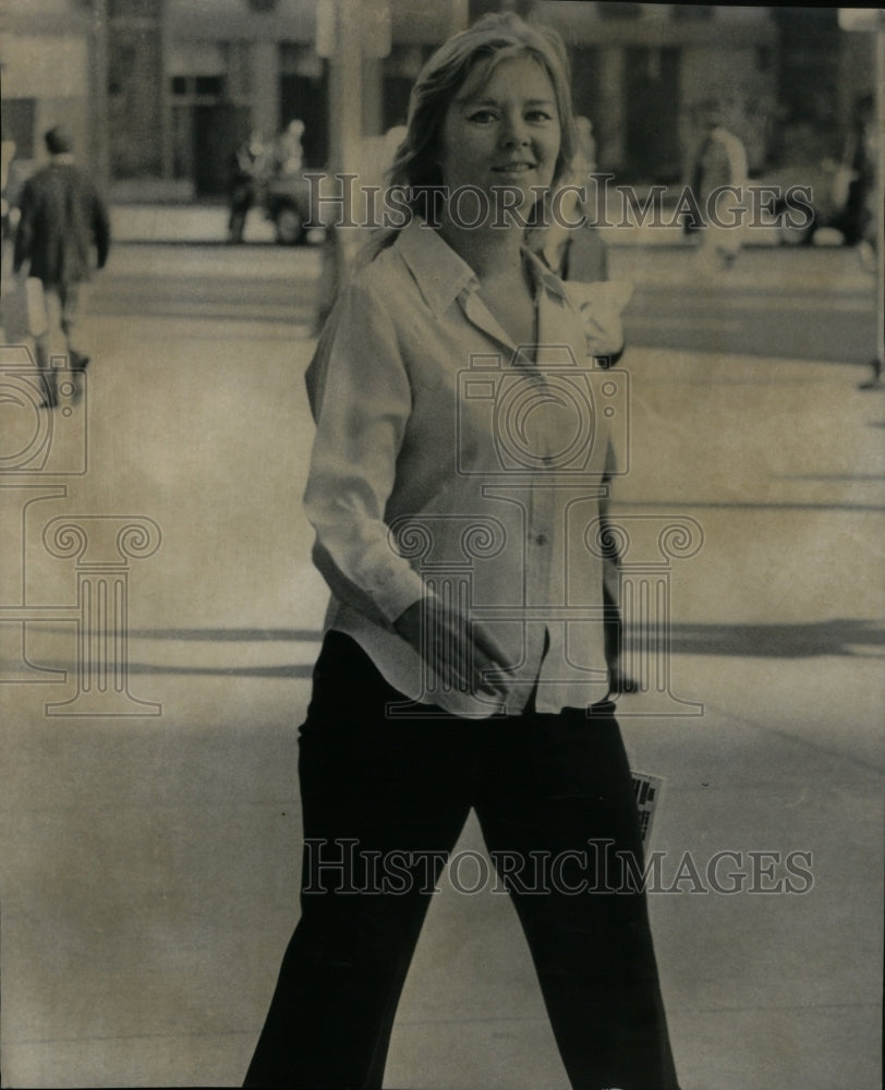 1971 Press Photo Chicago Mild Weather Woman Michigan - Historic Images