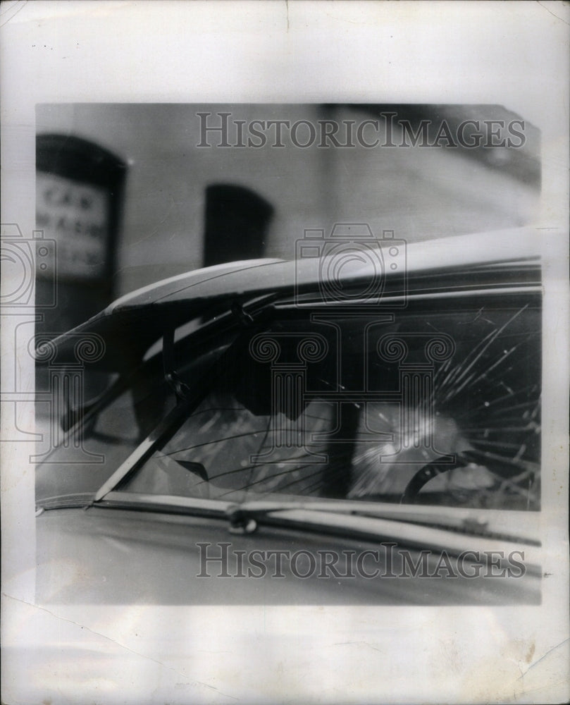 1963 Press Photo Shattered Automobile Car Windshield - Historic Images