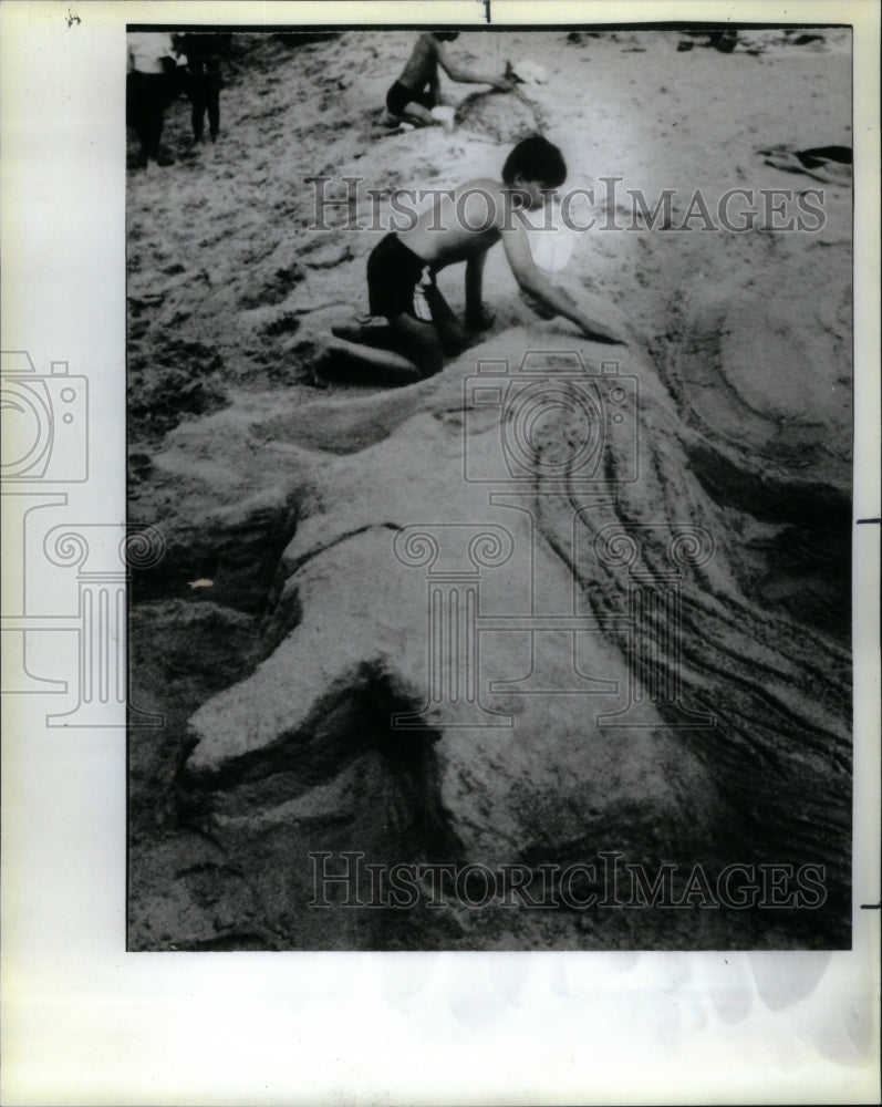 1985, Zimmerman Sand Sculpture South Haven - RRU50139 - Historic Images