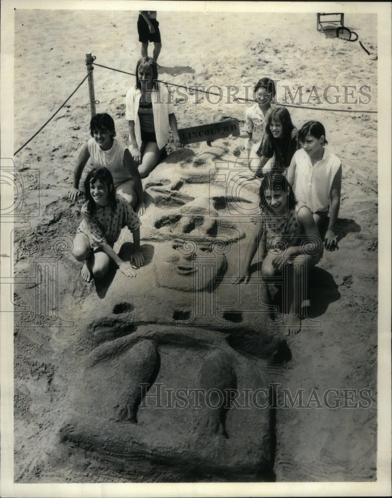 1965, Evanston Sand Sculpture Totem Pole - RRU50161 - Historic Images