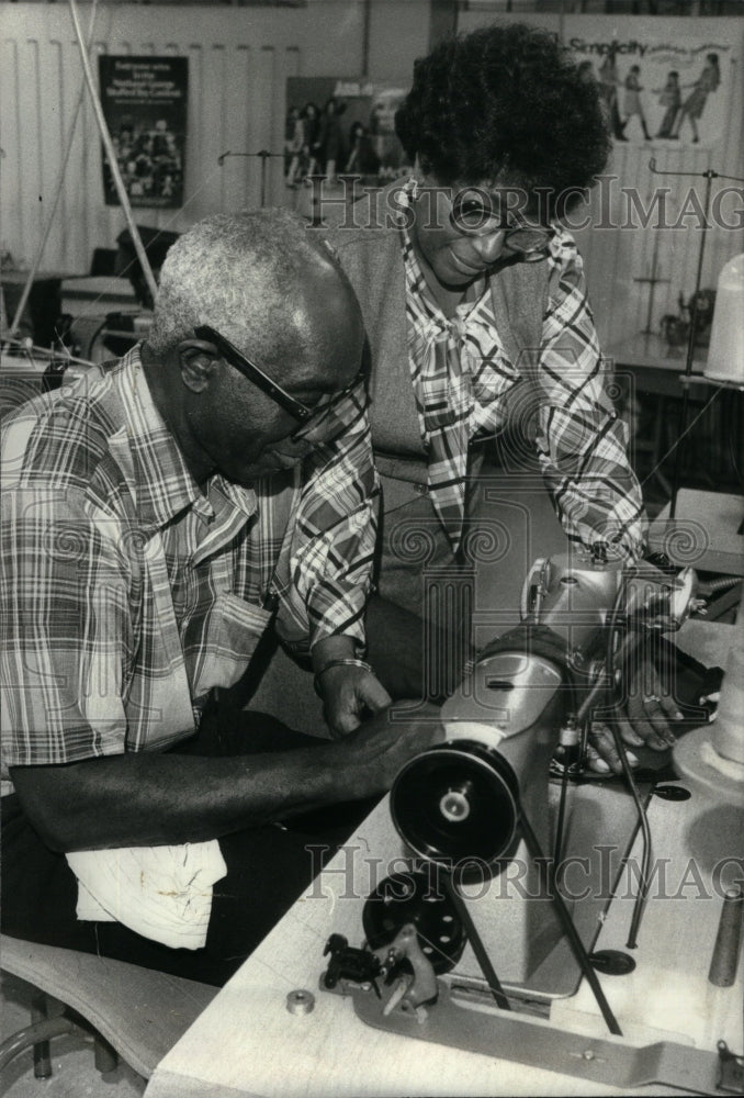 1977 Press Photo Goodwill Industry Sewing Instructor - RRU50271 - Historic Images