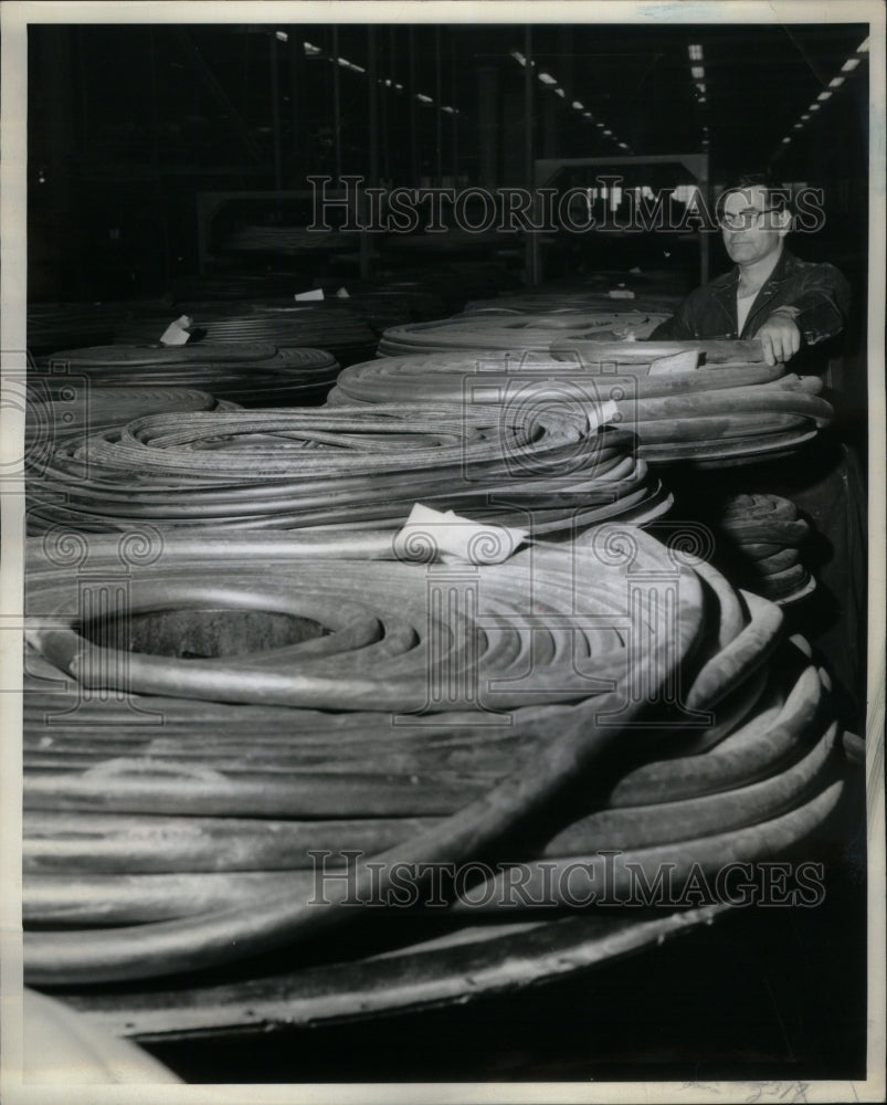 1965 Press Photo Matt Nolan Goodyear Tire Rubber Coil - Historic Images