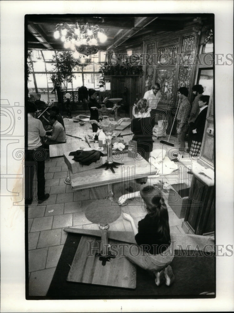 1977 Press Photo Finishing touches on Harry&#39;s Cafe - Historic Images