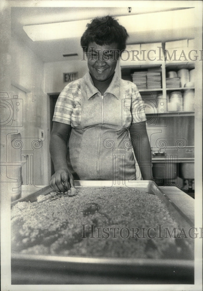 1980 Press Photo Woman Rolling Cookies Lovan Bakery - RRU50507 - Historic Images