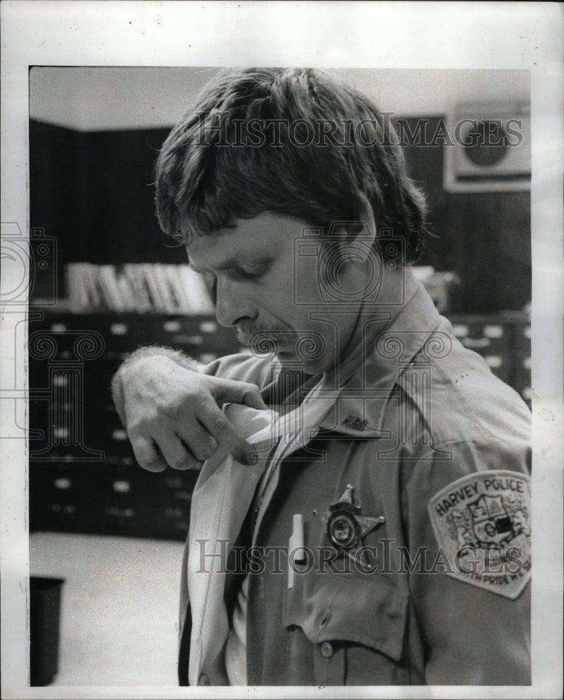 1975 Press Photo Lawerance demonstrates vest - Historic Images