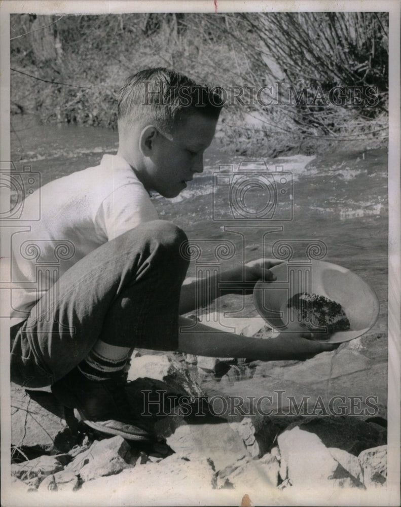 1959, Gary Halton panning for gold - RRU50567 - Historic Images