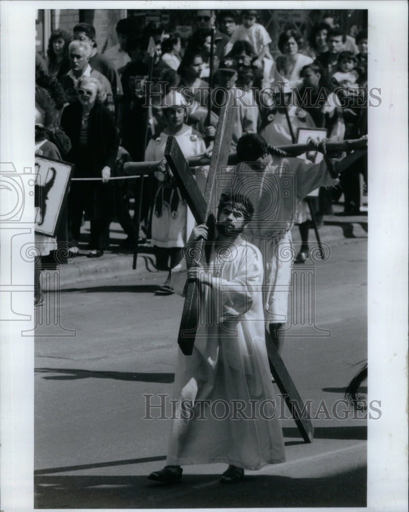 1991, Eliseo Carrillo portrays Jesus Christ - RRU50635 - Historic Images