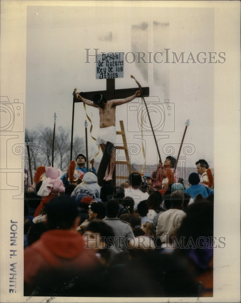 1992 Press Photo Way of the cross re-creation - RRU50637 - Historic Images