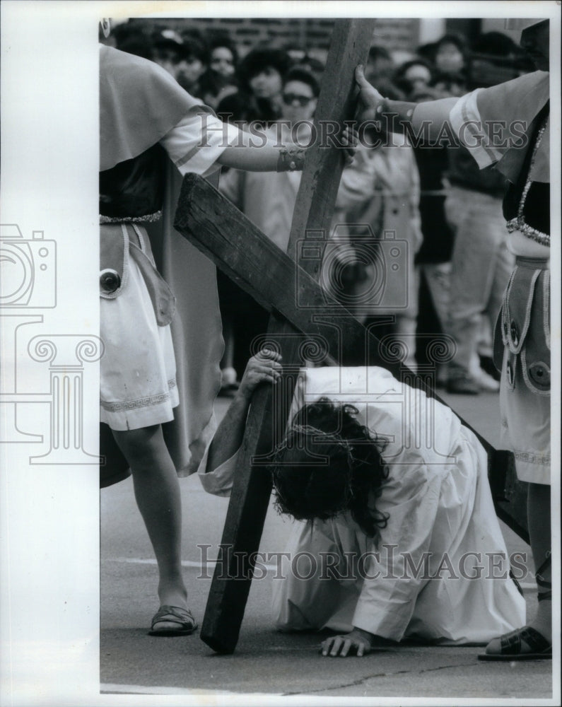 1993 Press Photo Jesus Christ Cross Good Friday Parade - RRU50639 - Historic Images