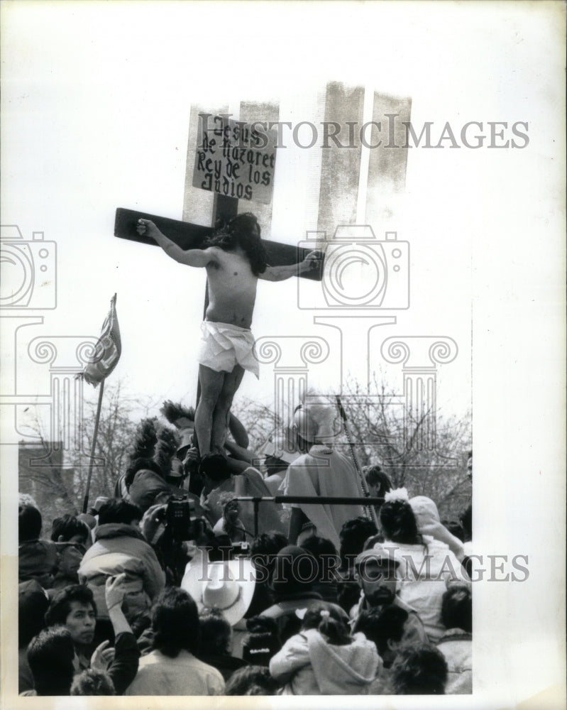 1990, Alejandal Aguerro portrays Jesus - RRU50641 - Historic Images