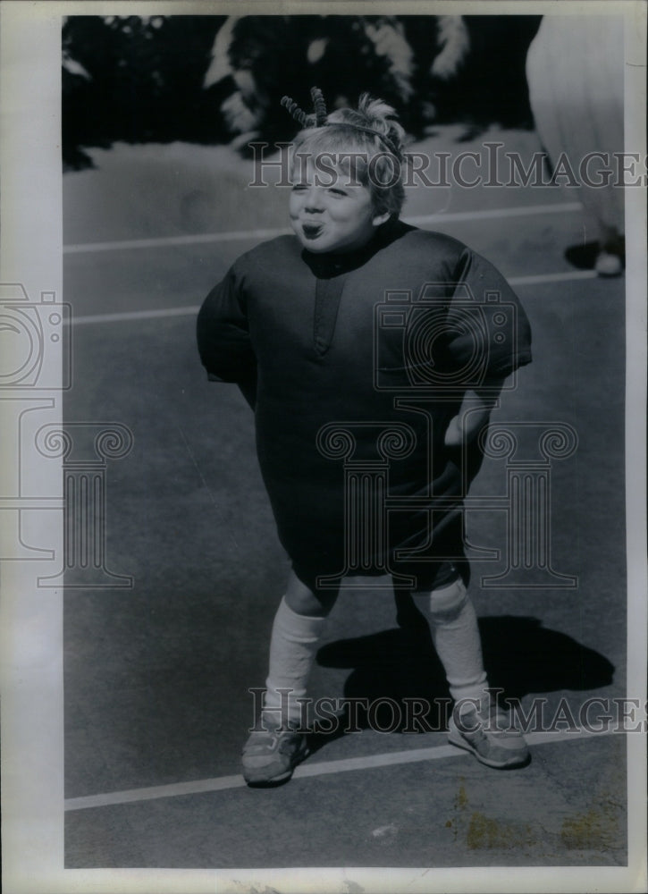 1987 Press Photo Gold Coast&#39;s Youngsters Parade Child - Historic Images