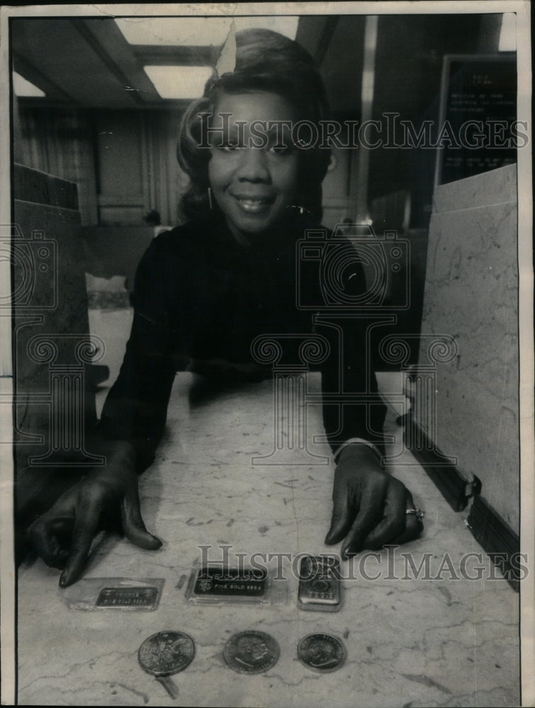 1976 Press Photo Gold Coins Continental Bank Chicago - Historic Images