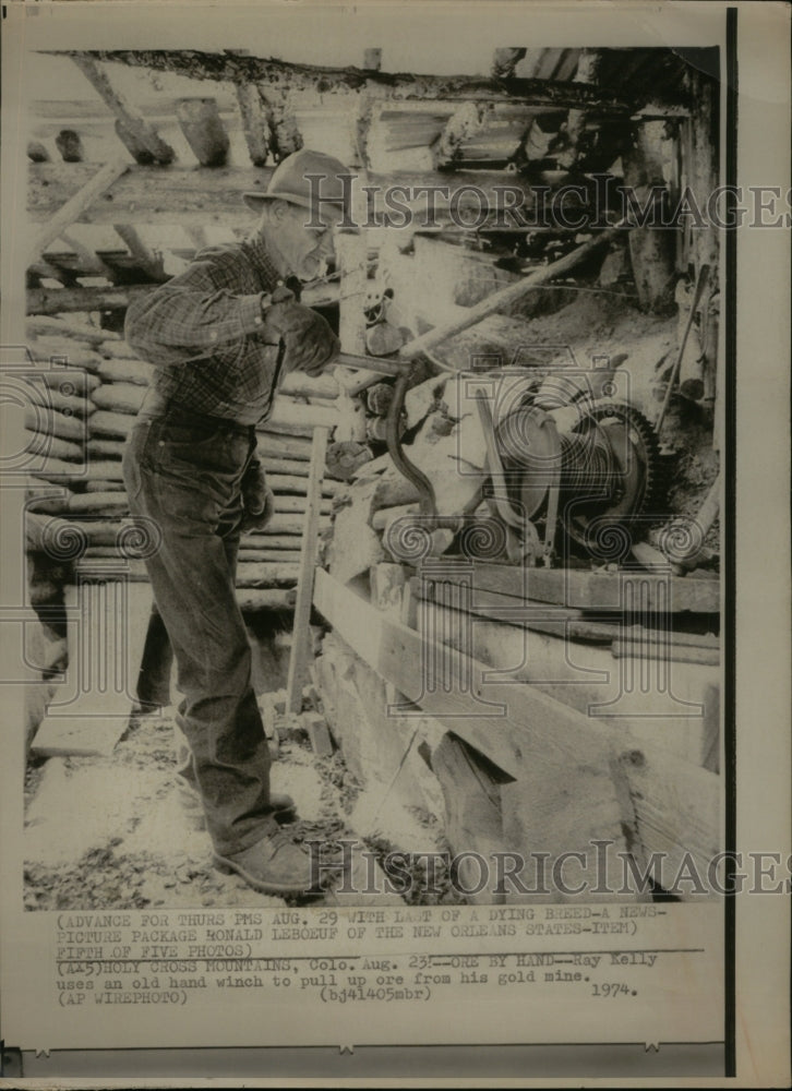 1974 Press Photo Gold Mining by hand - RRU50695 - Historic Images