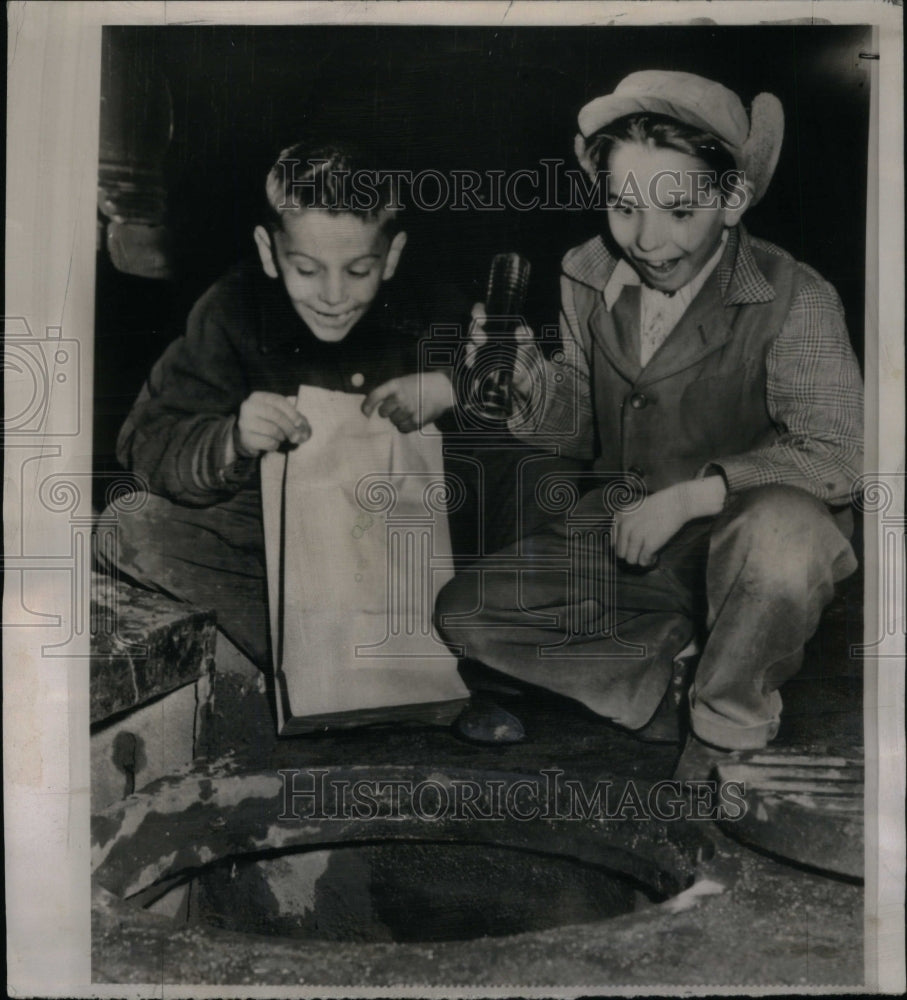 1954 Press Photo Gold Mining Ore Sewer Jewels Mineral - RRU50701 - Historic Images