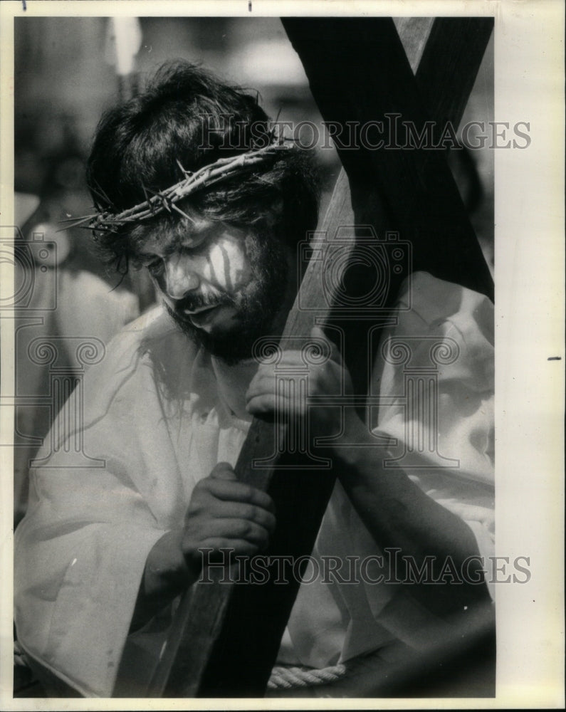 1987, Jorge Neito portrays Jesus Crucifixion - RRU50767 - Historic Images