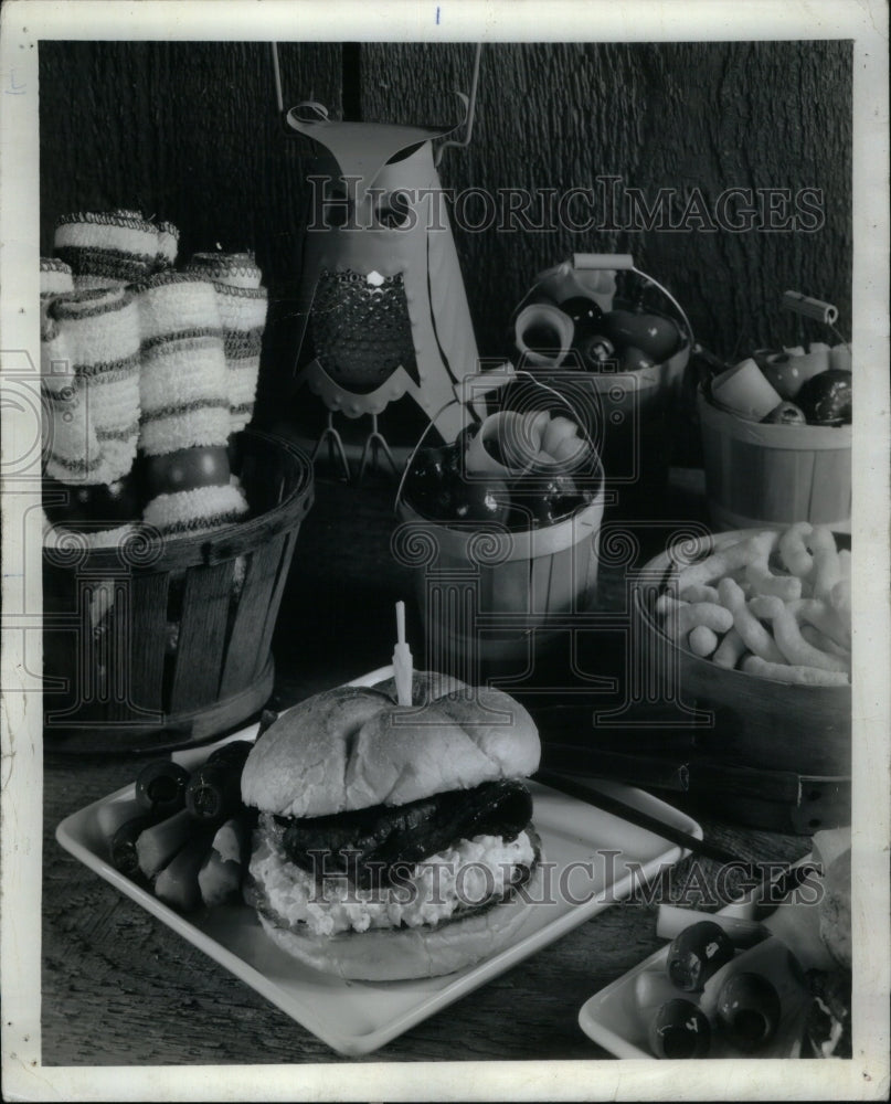 1971 Press Photo Grilled Steak Sandwiches - RRU50791 - Historic Images