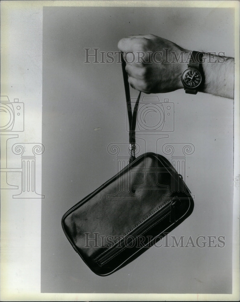 1984 Press Photo Handbags Men jeans European suit - RRU50845 - Historic Images