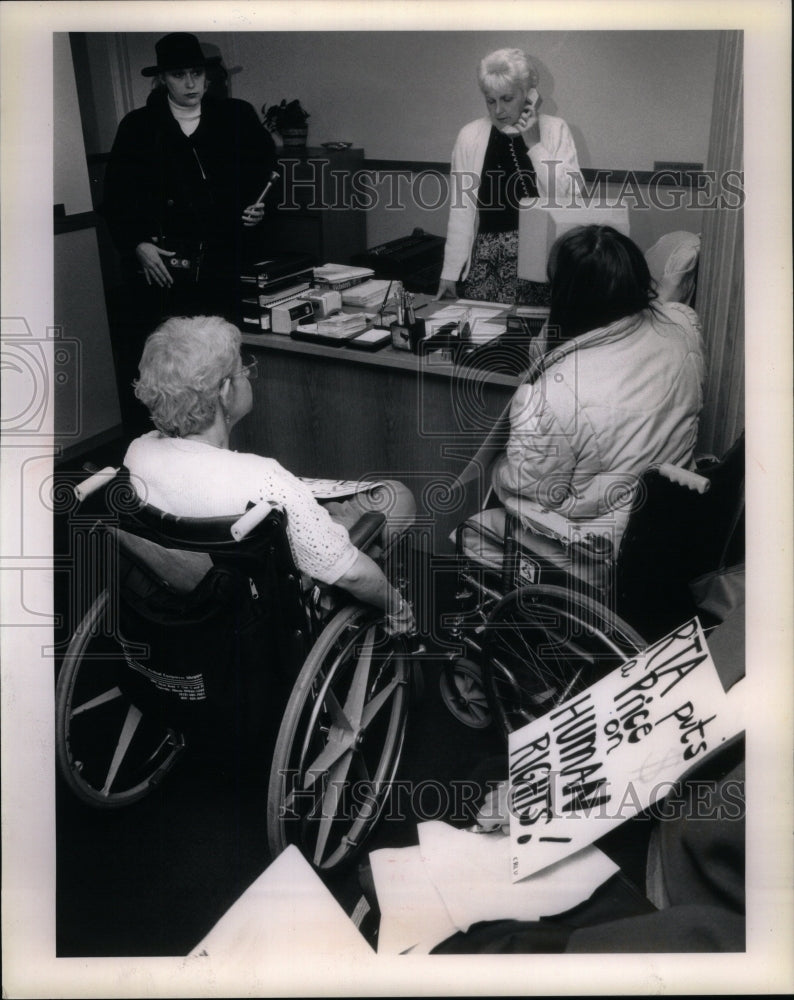 1989 Press Photo Loreta Kretschmer Handicap Group Gayle - RRU50937 - Historic Images