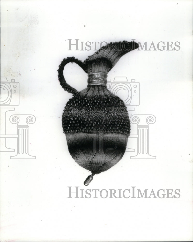 1988 Press Photo Knitted Purse in the shape of a jug. - RRU50957 - Historic Images