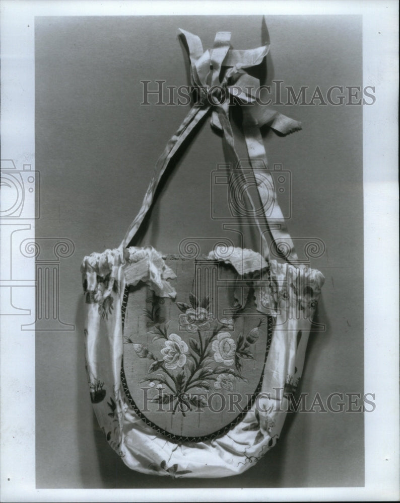 1988 Press Photo Museum/Woman&#39;s Purse/19th Century - RRU50959 - Historic Images