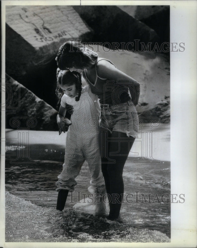 1982 Press Photo Nurses Linda Styka Sonya Gracia Coast - Historic Images