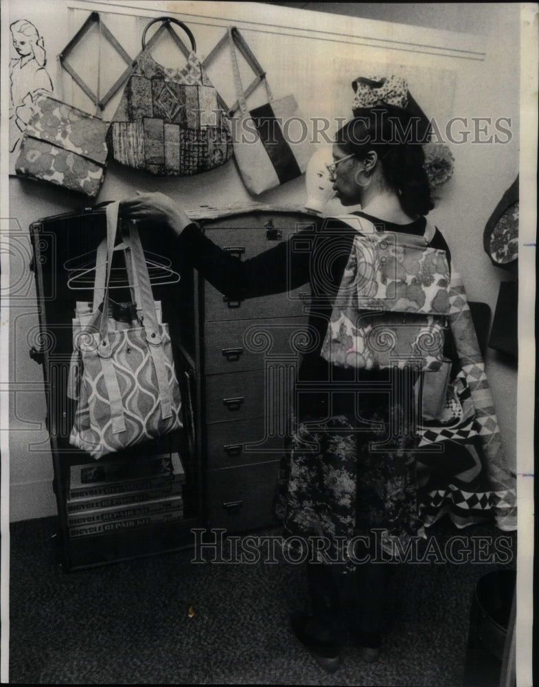 1975 Press Photo Women&#39;s Handbag/Backpack/Pocketbooks - RRU51031 - Historic Images