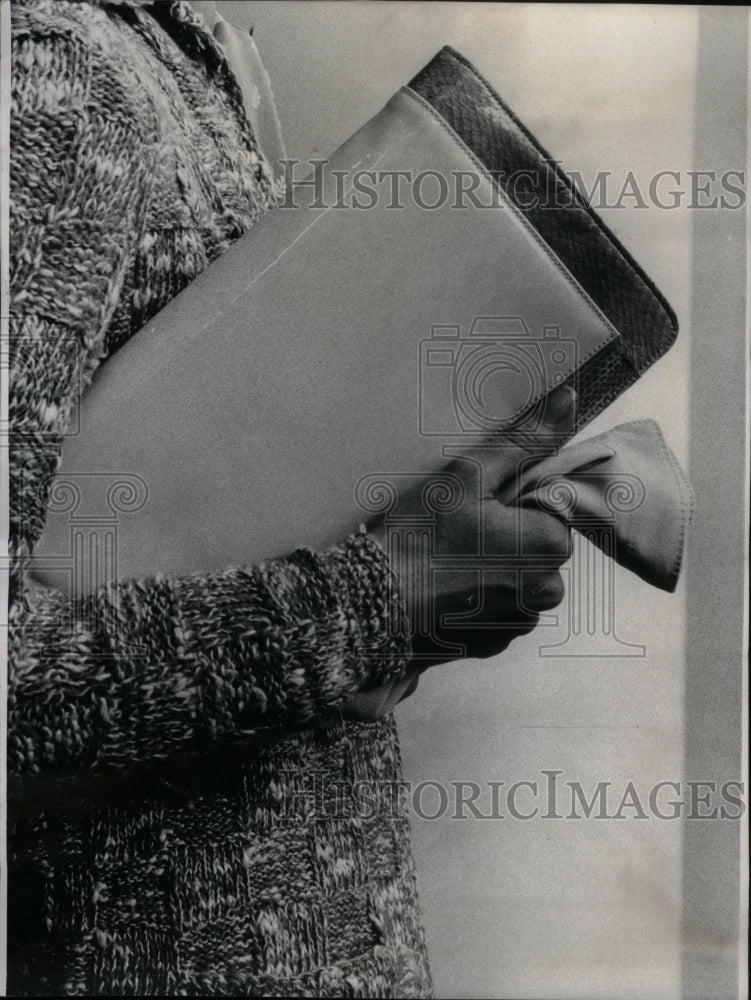 1974 Press Photo Handbag Fashion Try Spring Clutch Shop - Historic Images