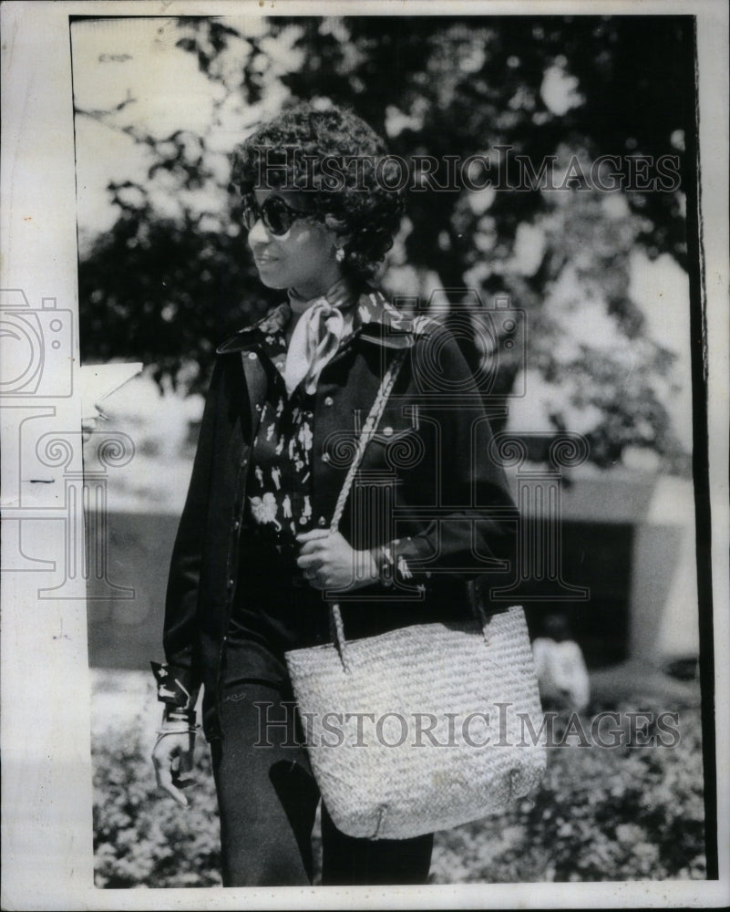 1975 Press Photo Mrs Duane Nedrud red leather tote shop - Historic Images