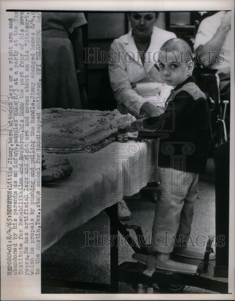 1965, Little Jimmy legs tight arm parents - RRU51067 - Historic Images