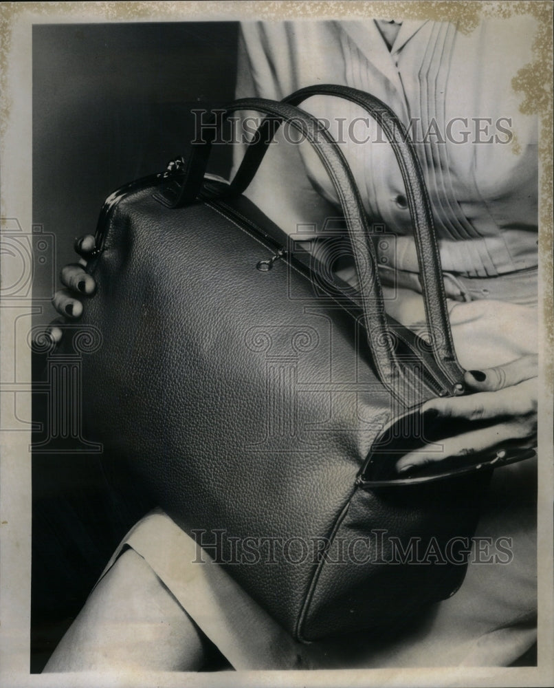 1959, The avenue satchel - RRU51079 - Historic Images