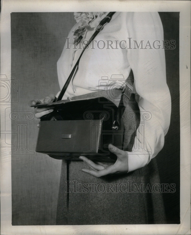 1950 Press Photo Black emerald stitch calfskin handbag - Historic Images