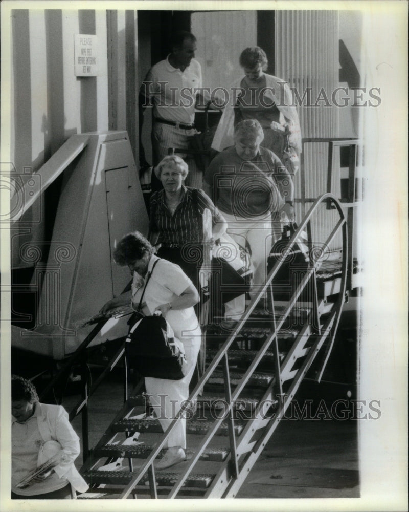 1985 Press Photo Rev P William McDonnell Airport Boston - RRU51193 - Historic Images