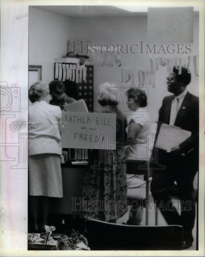 1985 Press Photo Friend Worker Catholic Church Pastor - Historic Images