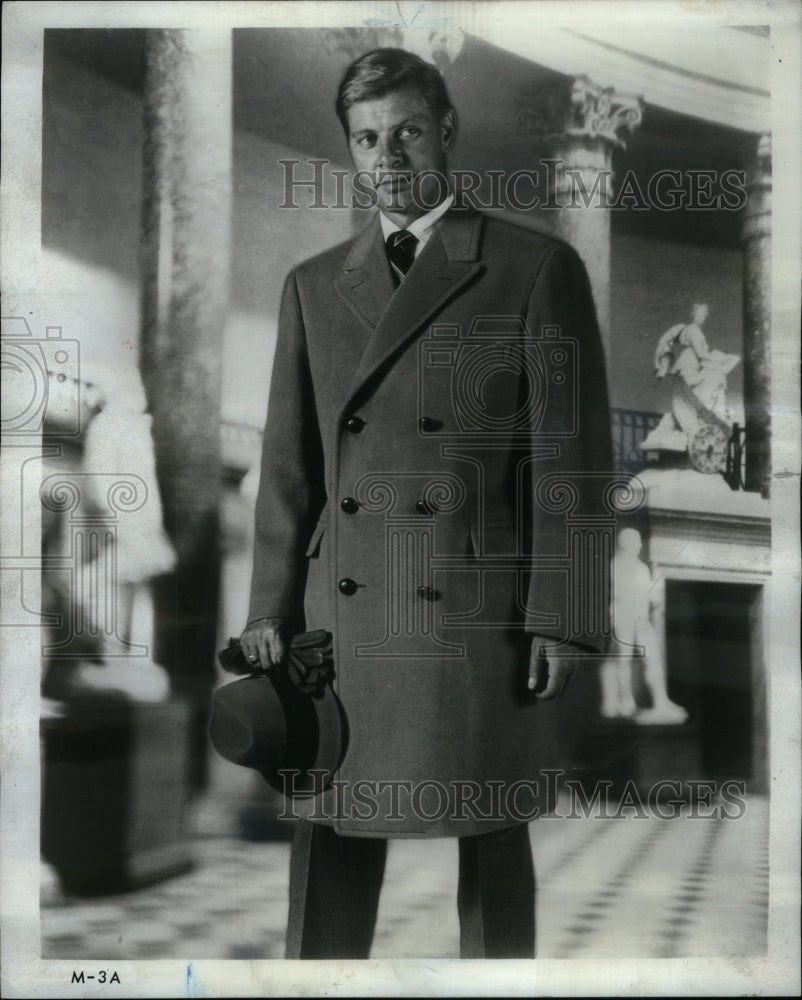 1965 Press Photo Men&#39;s English Short Warm Overcoat - RRU51403 - Historic Images