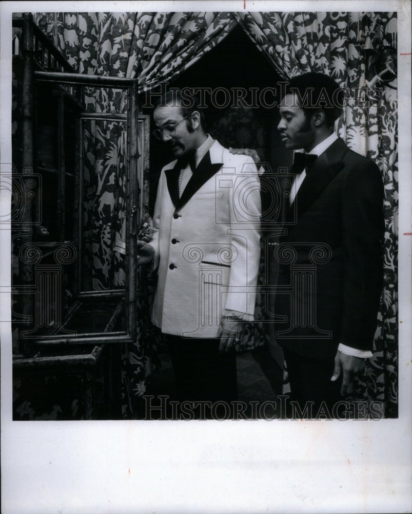 1970 Press Photo Cream Color Dinner Jacket Pocket Satin - Historic Images