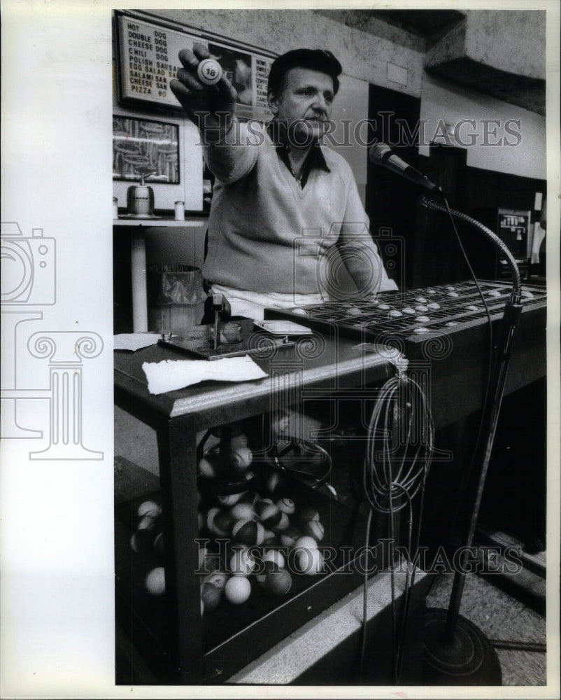 1983 Press Photo Ron Wolkowitz announces room bingo - RRU51469 - Historic Images