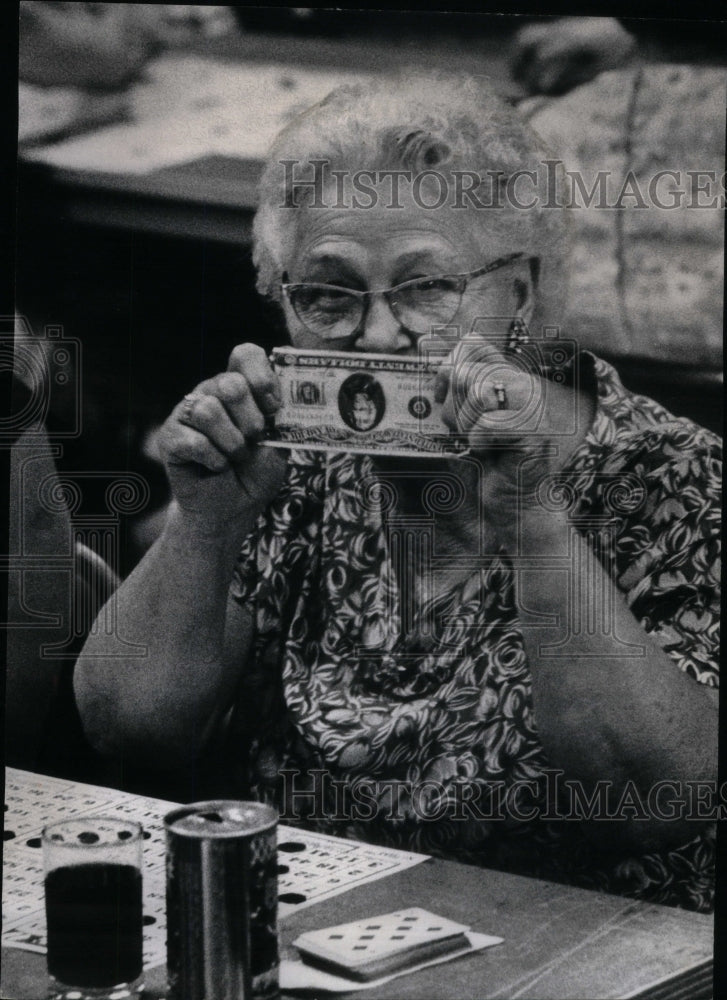 1971 Press Photo Mrs Harriet Bergman Lyons bingo Friday - RRU51479 - Historic Images