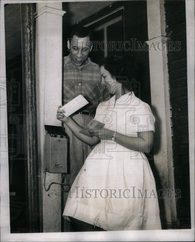 1964 Press Photo De Deaux&#39; Social Security Check - RRU51565 - Historic Images