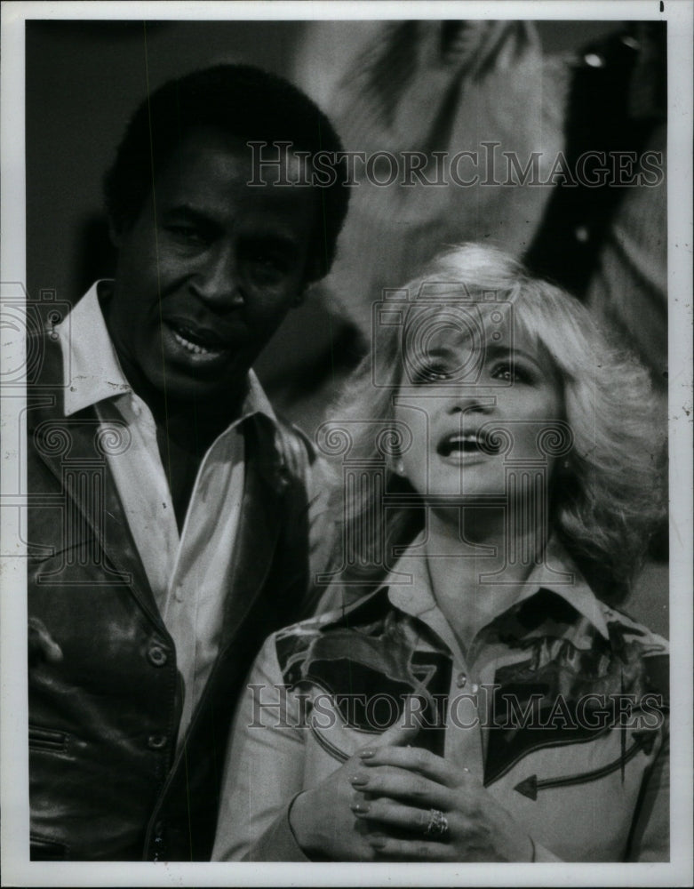 1981 Press Photo Guillaume Barbara Mandrell singer NBC - Historic Images