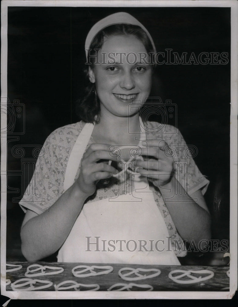 1933 Dorthy Wallace Factory Pretzels - Historic Images