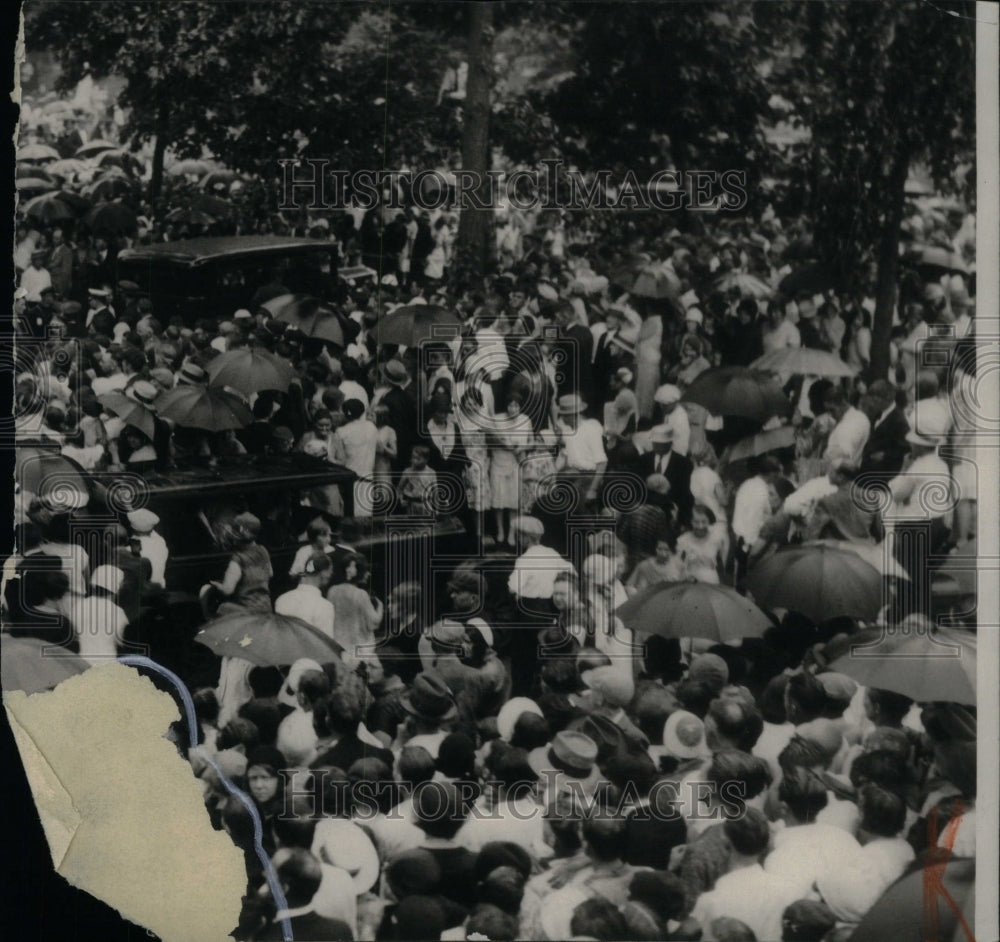 Press Photo Large People Meeting Umbrella - Historic Images