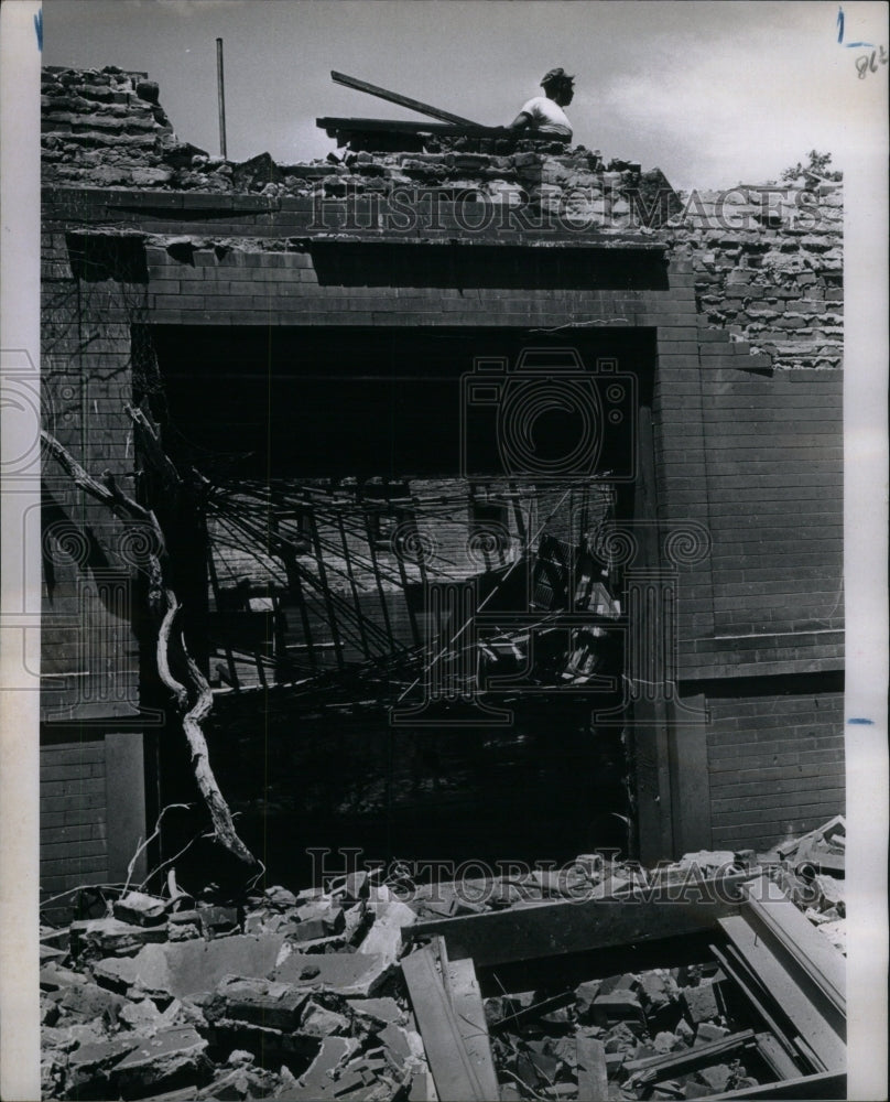 1968 Press Photo Destroyed Livery Building Chicago - Historic Images